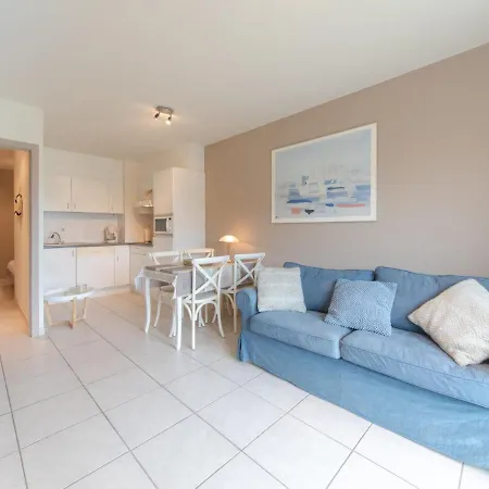 Zeeflat With Parking And Shared Pool By Interhome Apartman